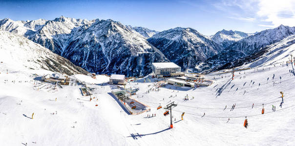 滑雪缆车对阿尔卑斯山的滑雪胜地全景鸟瞰图