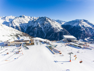 滑雪缆车对阿尔卑斯山的滑雪胜地全景鸟瞰图