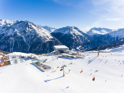 滑雪缆车对阿尔卑斯山的滑雪胜地全景鸟瞰图