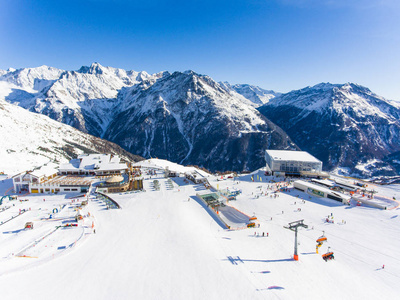 在阿尔卑斯山滑雪缆车与人们在 sl 上滑雪滑雪胜地