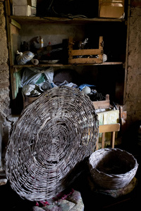 柳条篮子在一个农场的旧地下室