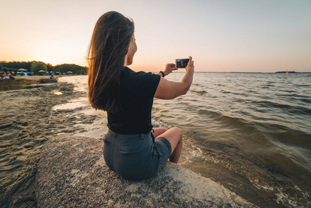 女性坐在海滩上与它的海边图片照片
