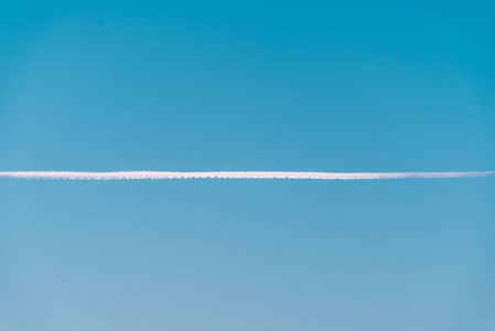 飞机在蓝色的天空架喷气机