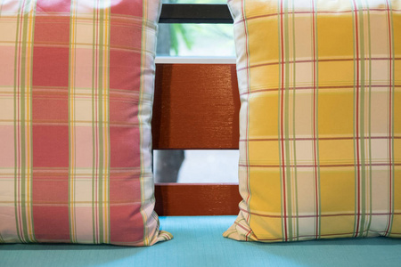 多彩的枕头上把木椅子，织物垫层在餐厅