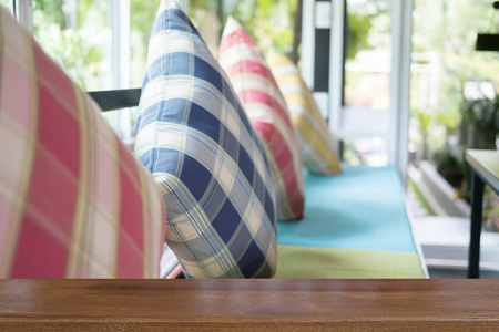 多彩的枕头上把木椅子，织物垫层在餐厅
