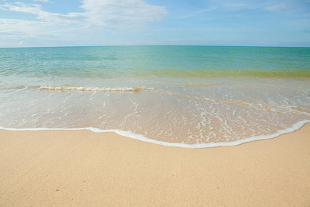 在沙滩上海中的波浪