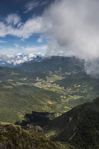 查看从顶部的 Pico da Calednia Trs Picos 州立公园