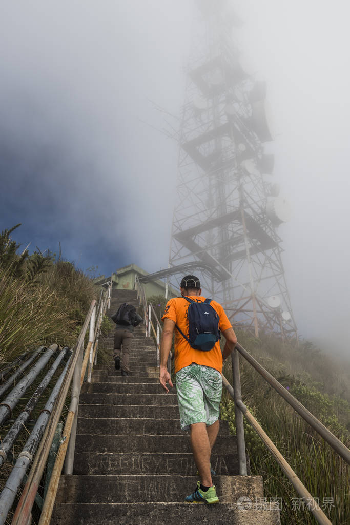 里奥德贾内罗，巴西，2017年5月在巴西里约热内卢特里斯皮科斯州立公园的皮科达加雷尼亚顶部，用背面的电信天线爬上楼梯