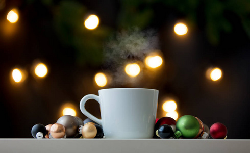 杯咖啡和圣诞球