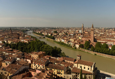 维罗纳的景观，如圣  阿纳斯塔西亚教会 钟楼圣阿纳斯塔西亚 和阿迪杰河，维罗纳，意大利