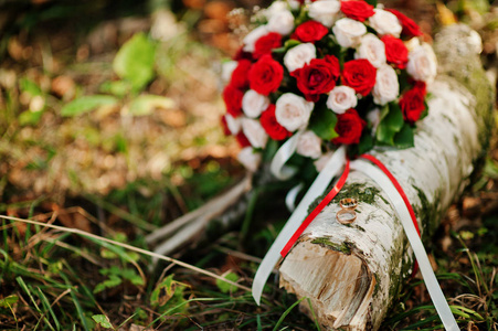 组成的白衣的美丽婚礼花束的特写照片