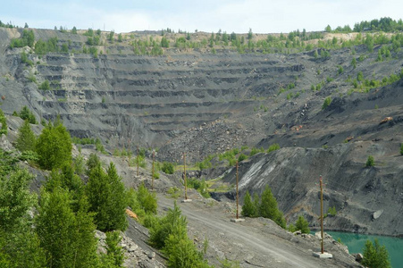 克麦罗沃地区采煤废弃的采石场照片