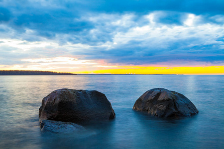 海上日出。石头在前景