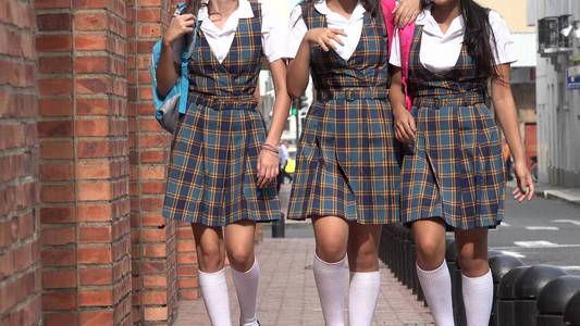 女学生穿着校服