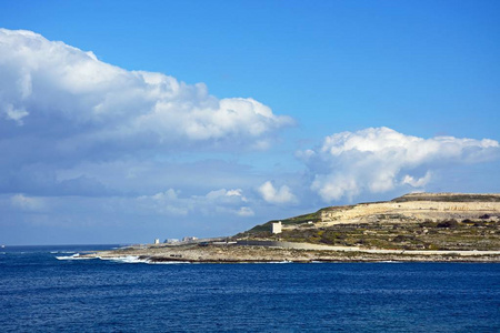 海岸线东眺望 Salina 湾，Bugibba，马耳他的视图
