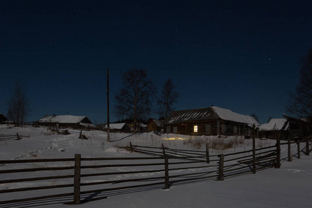 雪中房子木制国家在雪中的房子在冬天的夜晚照片