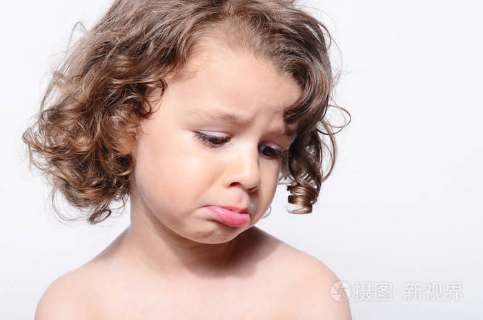 一个漂亮的伤心男孩的画像蹒跚学步感觉悲伤因为他感到