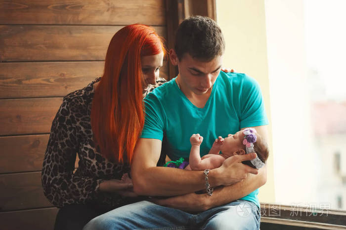 快乐与他们的新生婴儿的父母照片-正版商用图片0yyr79-摄图新视界