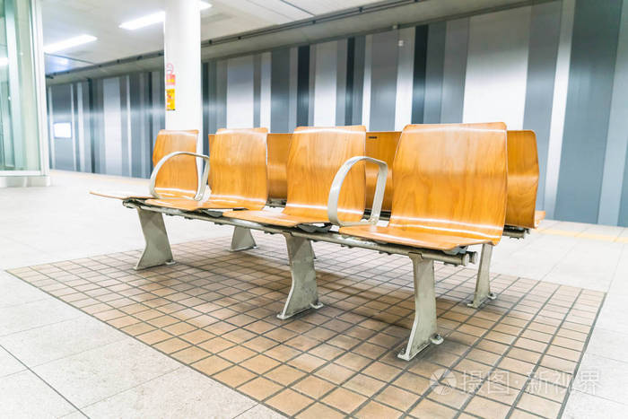 在地铁车站的长椅