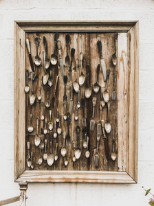 旧的勺子叉子和刀在木板上