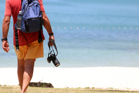 旅游人用椰子海滩上的相机