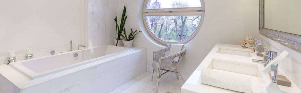 浴室里的卵圆窗照片