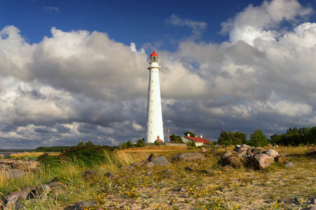 古老的灯塔，在波罗的海的沙丘
