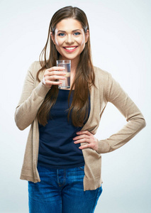 微笑的女人水玻璃。白色背景