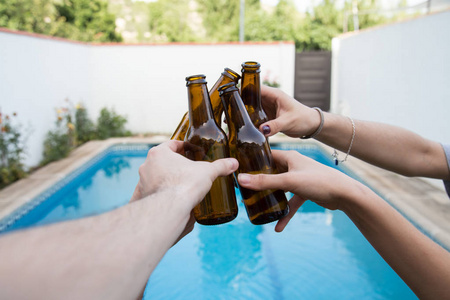 一些朋友敬酒用啤酒瓶在池中的手