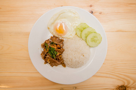 猪肉炒大蒜饭和煎蛋, 泰国菜