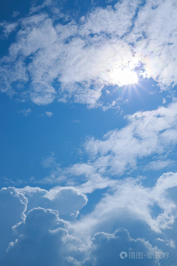 在蓝色天空与云上太阳