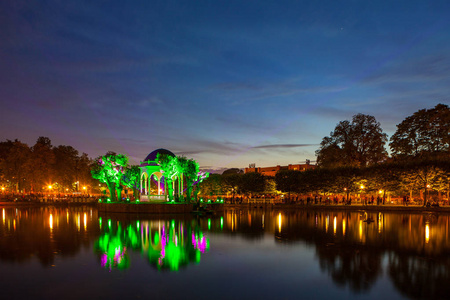 在城市公园灯 照明圆形池塘的节日。爱沙尼亚塔林