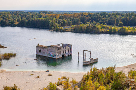 与池塘和被遗弃的监狱里 Rummu，爱沙尼亚的石矿场的沙山