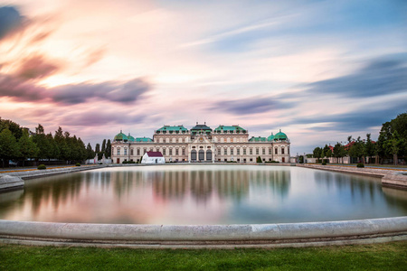 贝尔维德雷宫在日落时在维也纳，奥地利