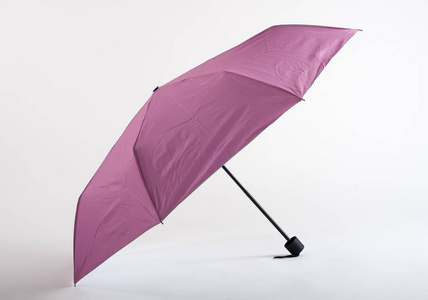打开隔离在白色背景上的粉红伞