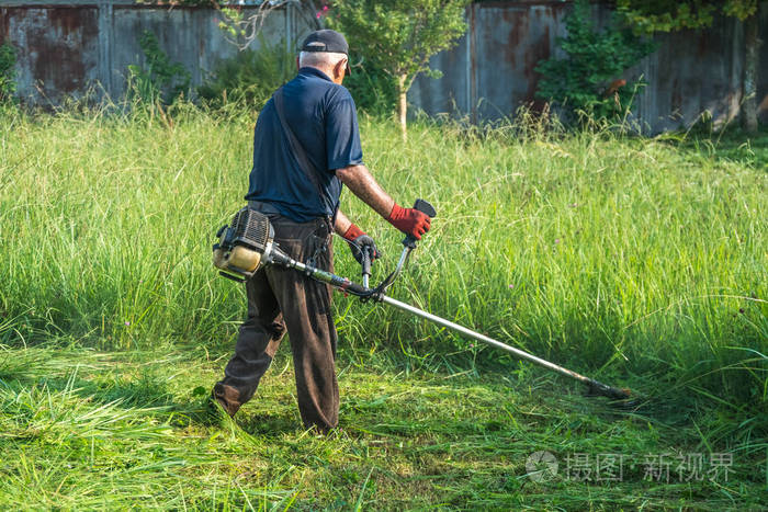 园丁在割草的草坪割草机