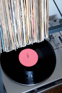 许多乙烯基唱片在旧封面和转盘的堆叠在灰色的情况下