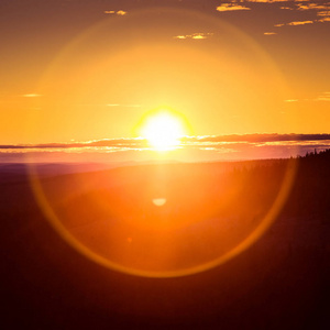 北极圈的午夜太阳一道亮丽的风景.与光火光梦幻风景照片