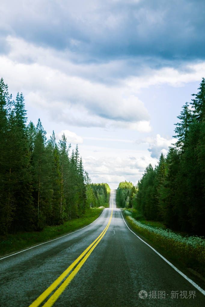 通过在芬兰的卡累利阿路照片-正版商用图片0yz4zf-摄图新视界