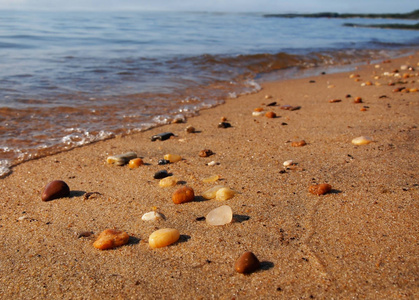 水边的海滩鹅卵石照片