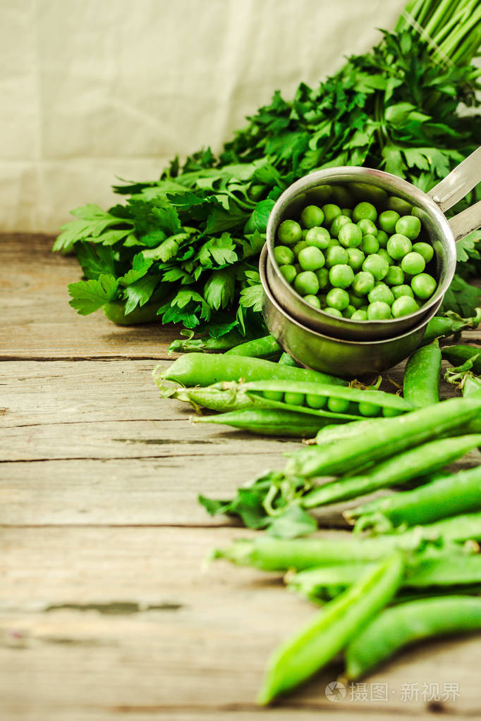 原料有机绿色豌豆质朴的背景上健康的食物vegetar