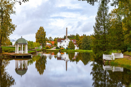 圆形公园与圆形大厅, 白渡桥和房子夏天绿色公园,palmse,爱沙尼亚在