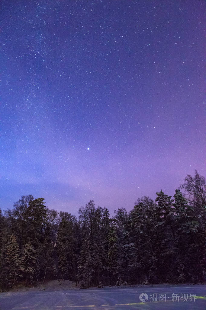 一个晴朗的夜晚明星森林和结冰的湖面在爱沙尼亚