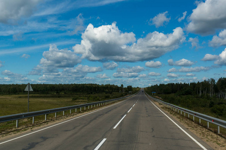 美丽的天空，与灰色云层之上的公路