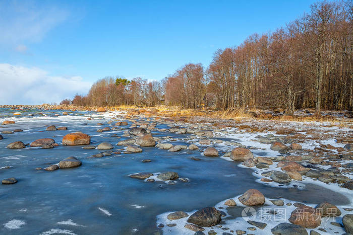 冰冷的大海, 有石头和蓝天。冰冷的海岸。冬天在白天海岸。海。爱沙尼亚