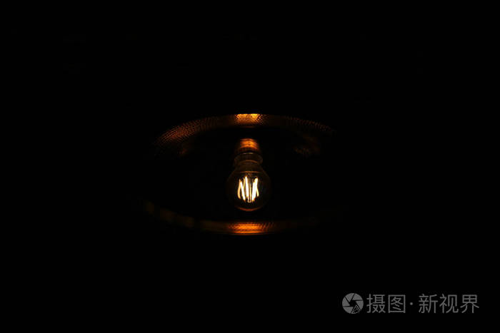 在黑暗的大气中, 灯的光是不明亮的.黑暗概念中的光照片-正版商用图片