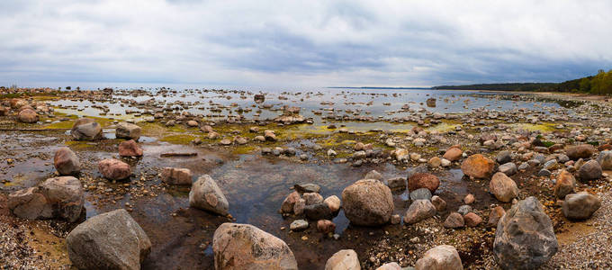 波罗的海沿岸, 多云的天气有花岗岩巨石。轻松寒冷的风景, 广阔的全景