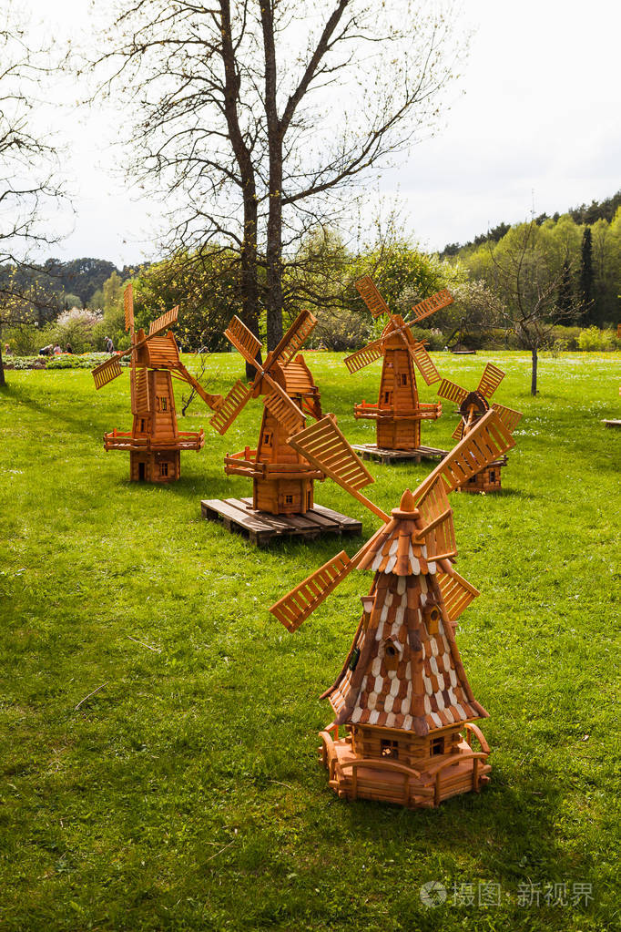 用于装饰花园的小型木制风车