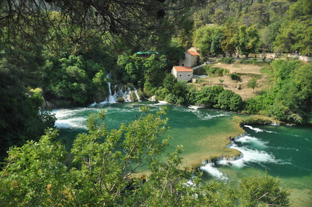 瀑布在克罗地亚的克尔卡国家公园。强度和如诗如画的自然奇迹