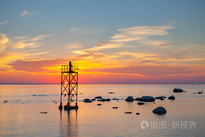 海与魔法安装黑色和尚在塔上的落日